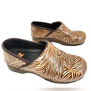 Dansko XP Womens Sz.8 Brown/Tan Leather Professional Nursing Slip On Clog